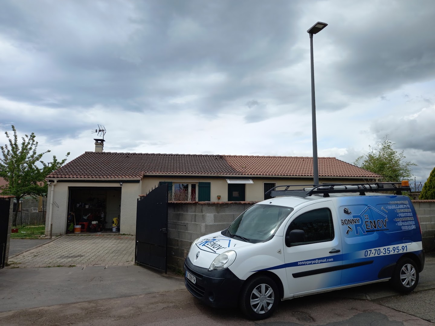 Sonnyrenov Dijon couvreur, zingueur Peintre extérieure Demoussage toiture Habillage pvc Peinture toiture demoussage toitures — Photos 2